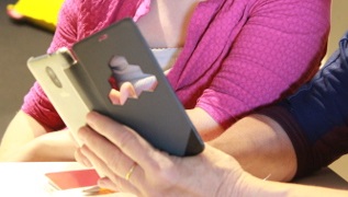 Mains tenant un smartphone