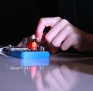 Main bidouillant un circuit électronique