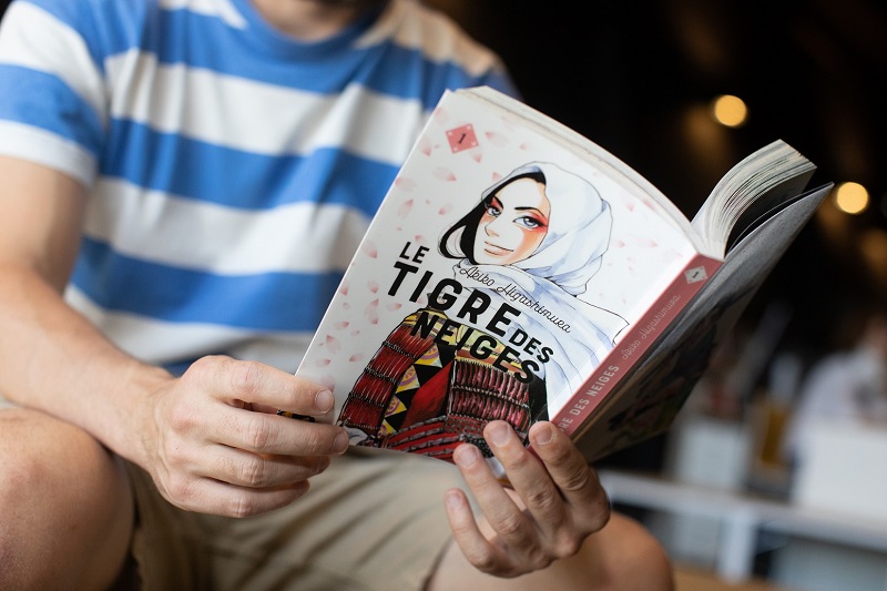 Personne lisant un manga