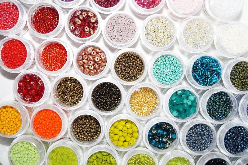 Pots contenant des perles colorées
