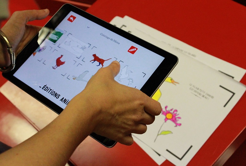 Mains tenant une tablette numérique