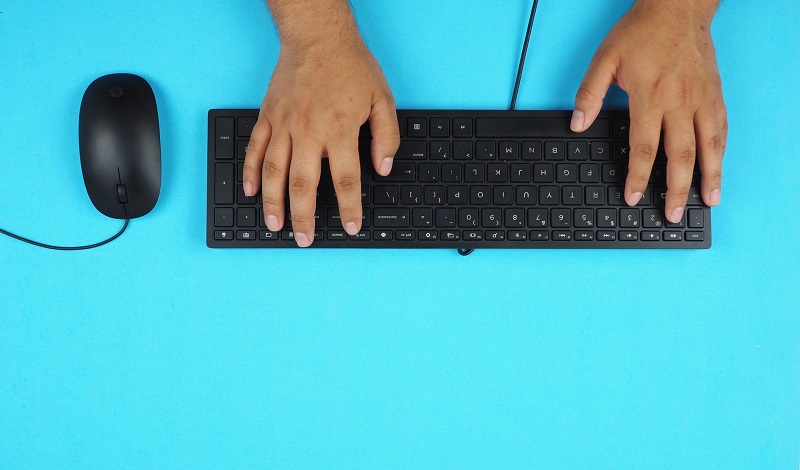 Mains sur un clavier d'ordinateur
