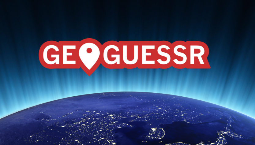 Logo du jeu Geoguessr au dessus d'un globe