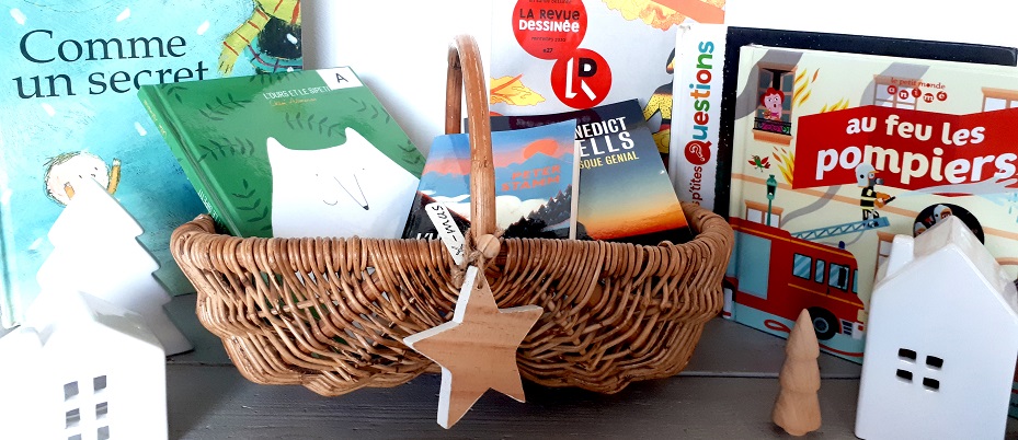 un panier en osier contenant des livres pour enfants et adultes (esprit hiver)