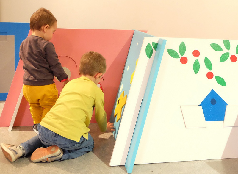 Enfants qui manipulent un puzzle géant
