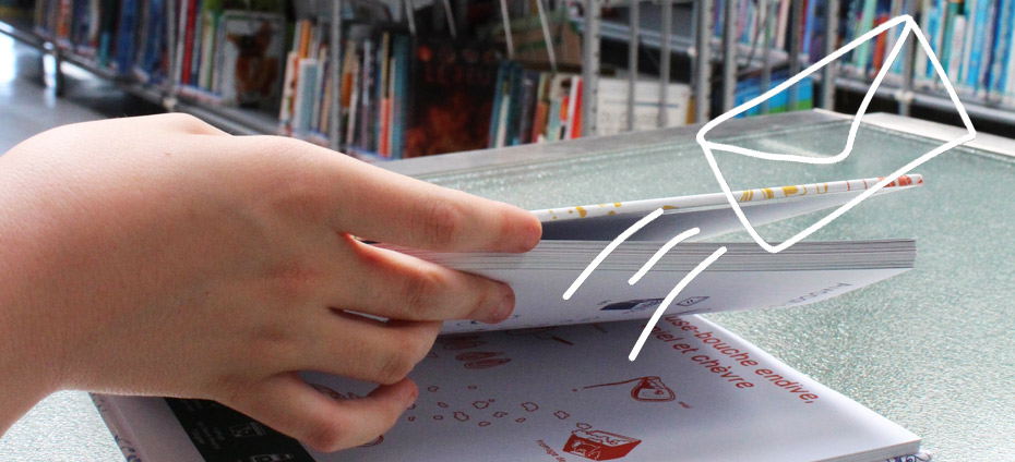 gros plan sur une main d'enfant ouvrant un livre + motif graphique d'une enveloppe qui s'envole