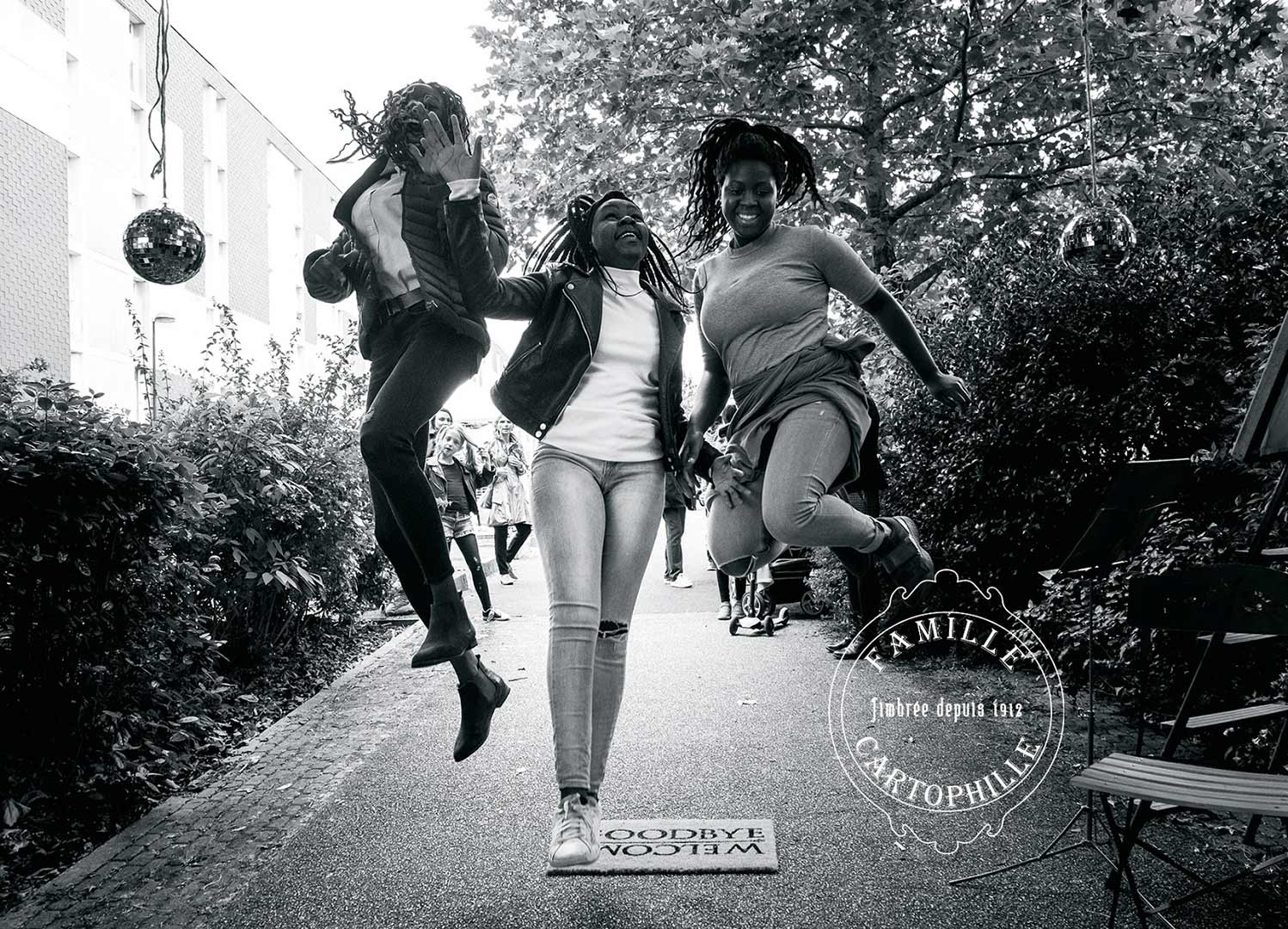 phot en noir et blanc montrant trois jeunes filles sautant en l'air - crédits : famille Cartophille