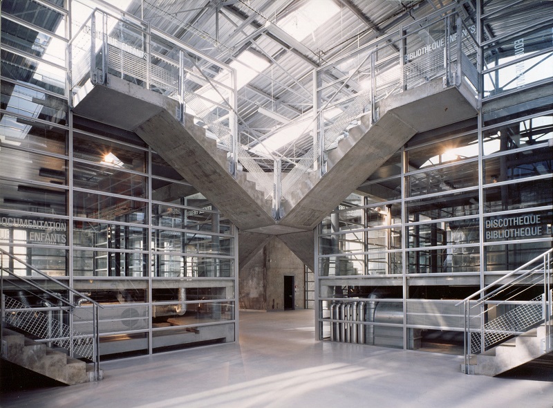 Photo du patio de l'espace Diderot en 1991 avant l'installation du mobilier