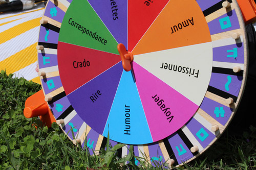 Une roue de la fortune avec des thèmes de lecture (rire, voyager, correspondance, amour...)