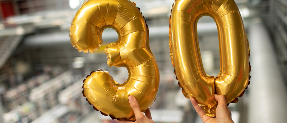 ballons gonflables dorés chiffre 30 et en fond l'espace Patio de la médiathèque