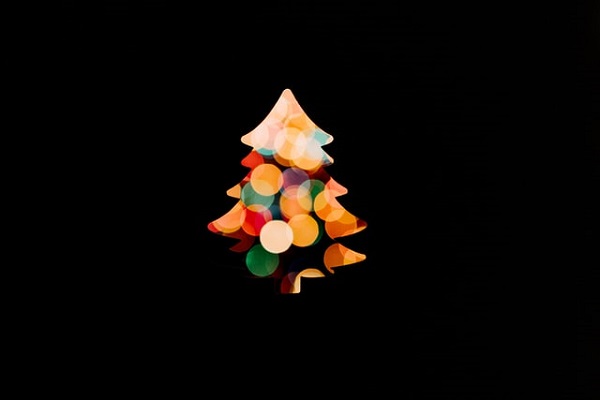 Silhouette de sapin multicolore sur fonds noir 
