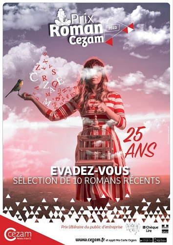 Extrait de l'affiche du Prix : une jeune fille habillée en rayures rouges et blanches tient une cage et un oiseau est posé sur sa main. Derrière elle, un joli ciel nuagé bleu et rose et des lettres rouges qui semblent voler autour d'elle