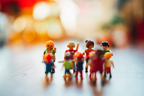 Gros plans sur un groupe de personnages Playmobil.