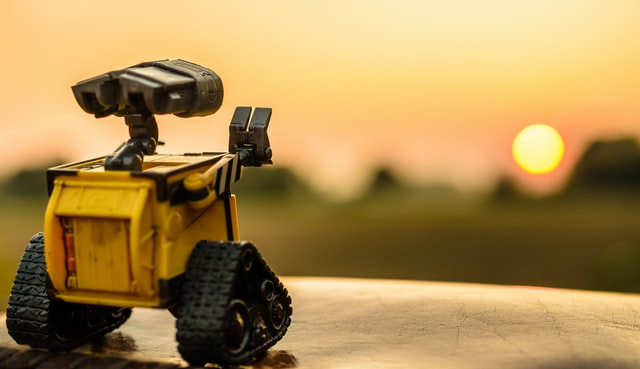 Le robot Walle regardant le soleil se lever
