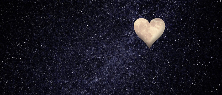 Une nuit étoilée avec la lune en forme de coeur