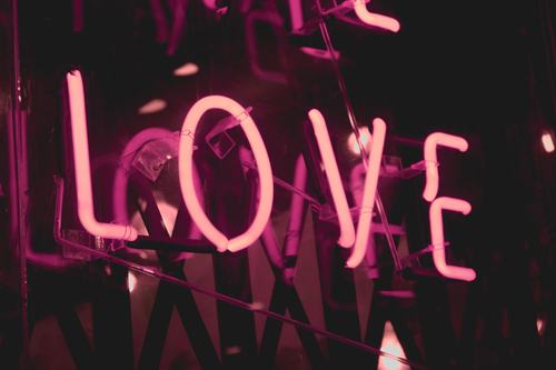 "Love" écrit en lettes néon roses