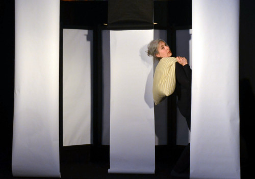 Comédienne derrière des panneaux de papier