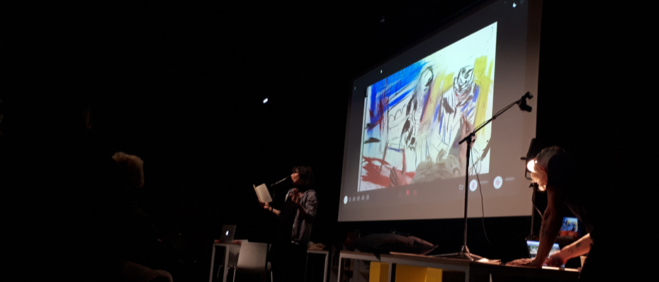 Photo du spectacle avec Cyril Pedrosa en train de dessiner en direct et Marion Le Nevet faisant une lecture dans la Galerie.