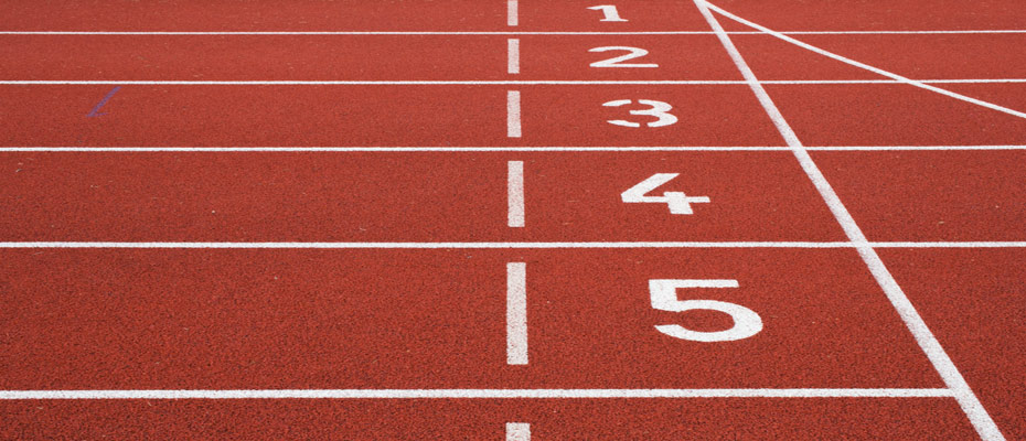 gros plan sur une piste d'athlétisme vide (cases de départ avec les chiffres)