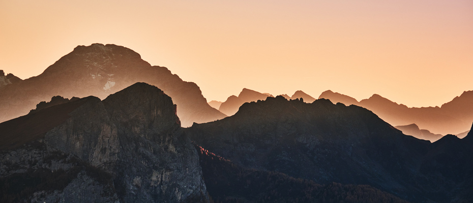 Vue sur les montagnes à l'aube