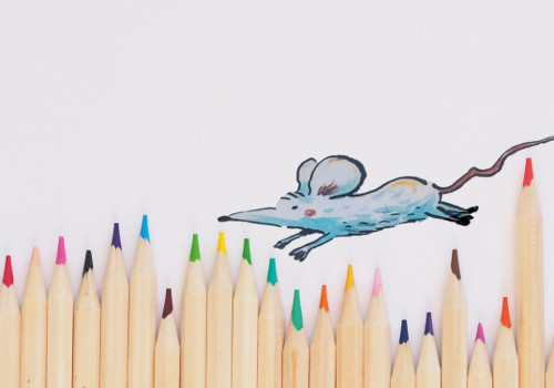 Dessin d'une souris courant sur des crayons de couleurs