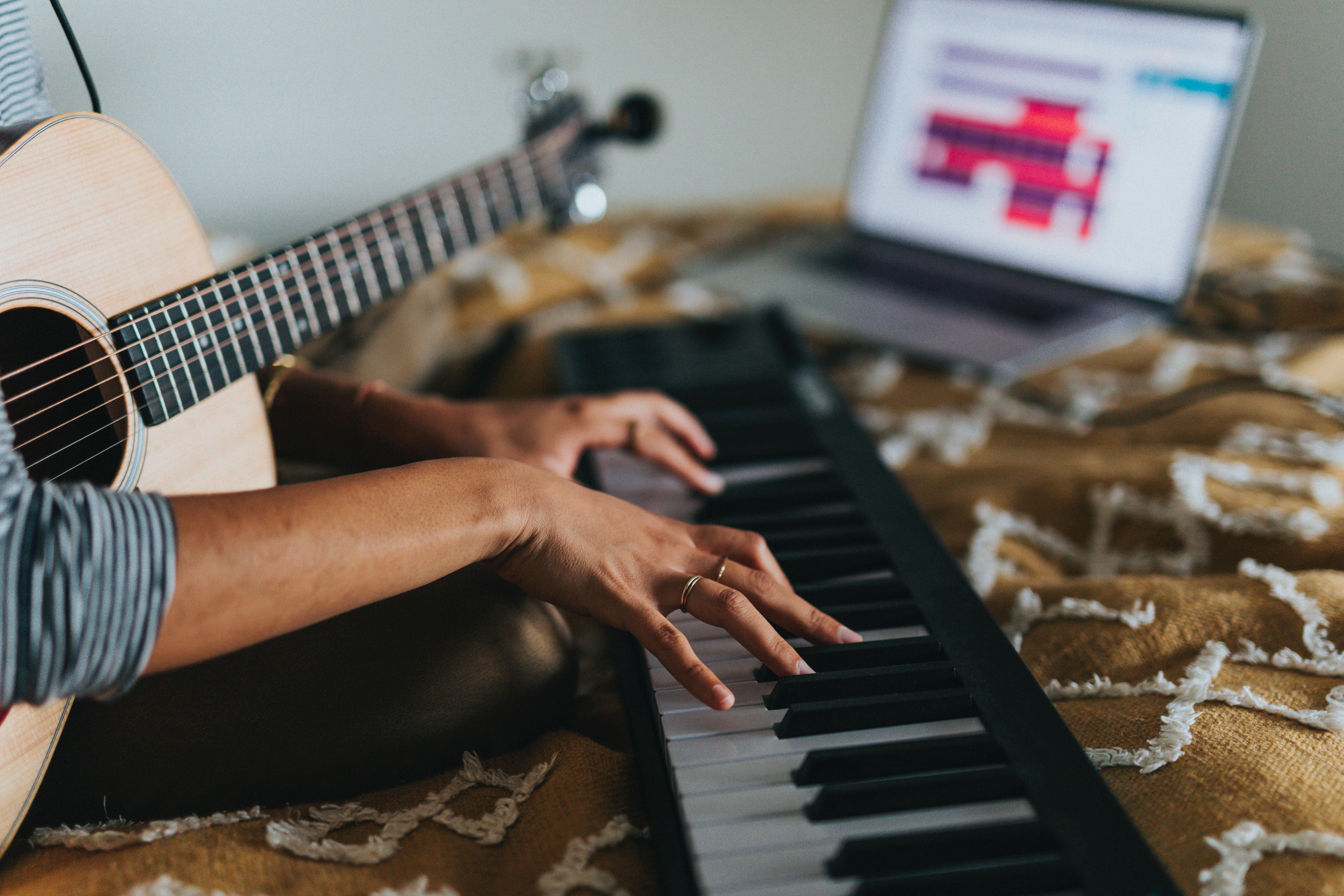 photo de mains de femme jouant du clavier avec un laptop
