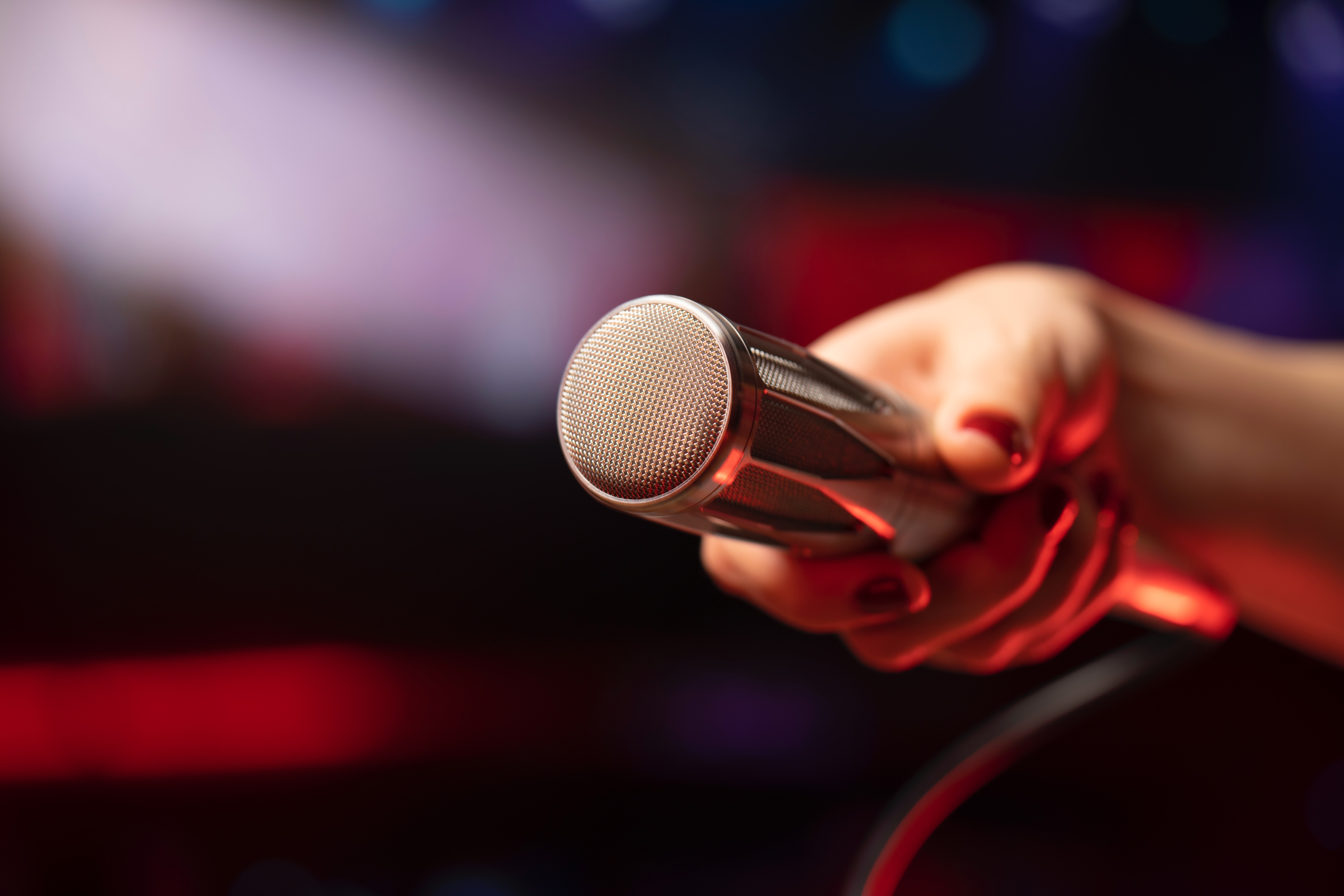 microphone tendu vers nous par une main