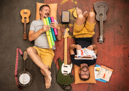 Deux musiciens allongés