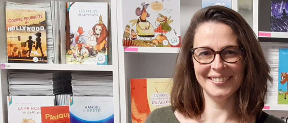 Photo d'une femme devant une bibliothèque