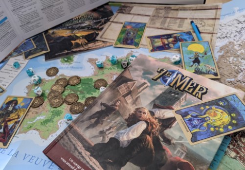 Cartes, dés et plateau de jeu de rôle