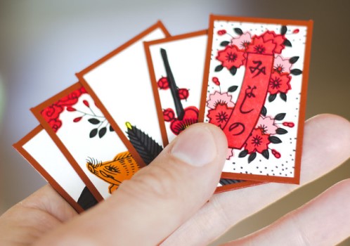 main tenant des cartes illustrées