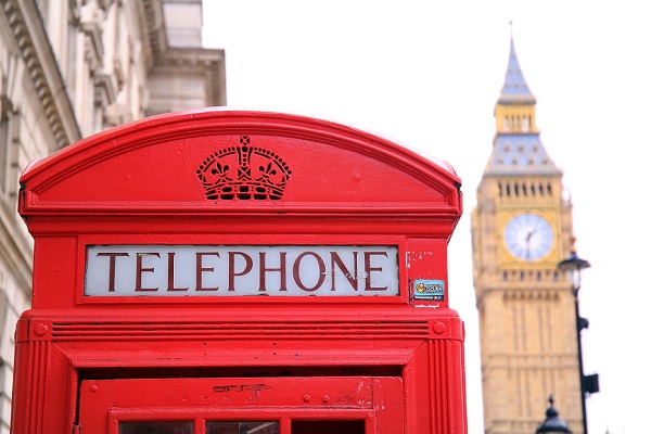 cabine téléphonique londonienne avec Big Ben en fond
