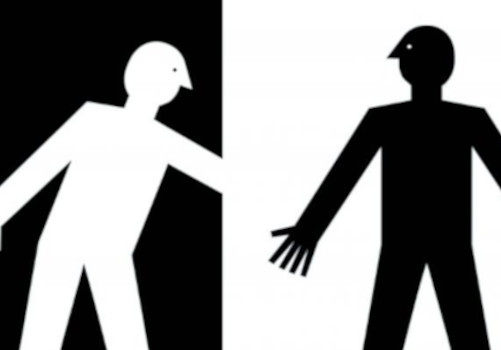 personnage noir et blanc en constraste
