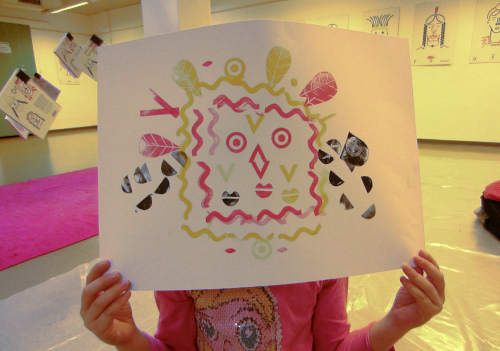 Enfant tenant un dessin de masque