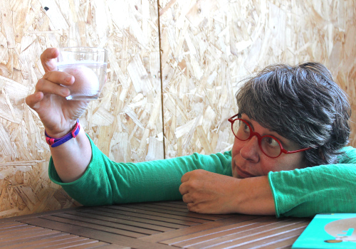 Femme observant un verre