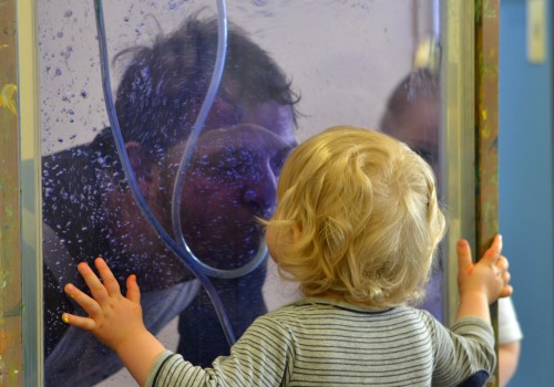 Enfant de dos dans un atelier créatif