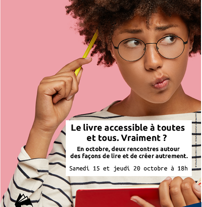 Femme tenant une tablette en main et pointant un crayon vers sa tête d'un air perplexe