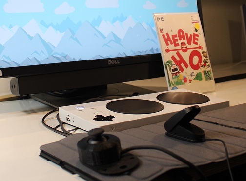 Photographie d'une manette de jeu vidéo adaptée