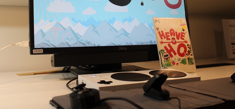 Photographie représentant un ordinateur et une manette de jeu vidéo adaptée