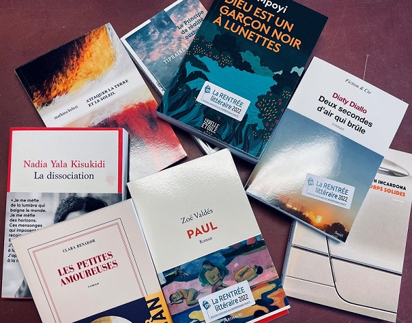 livres de la rentrée présentés pêle-mêle sur une table