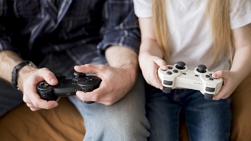 Deux personnes jouant aux jeux vidéos