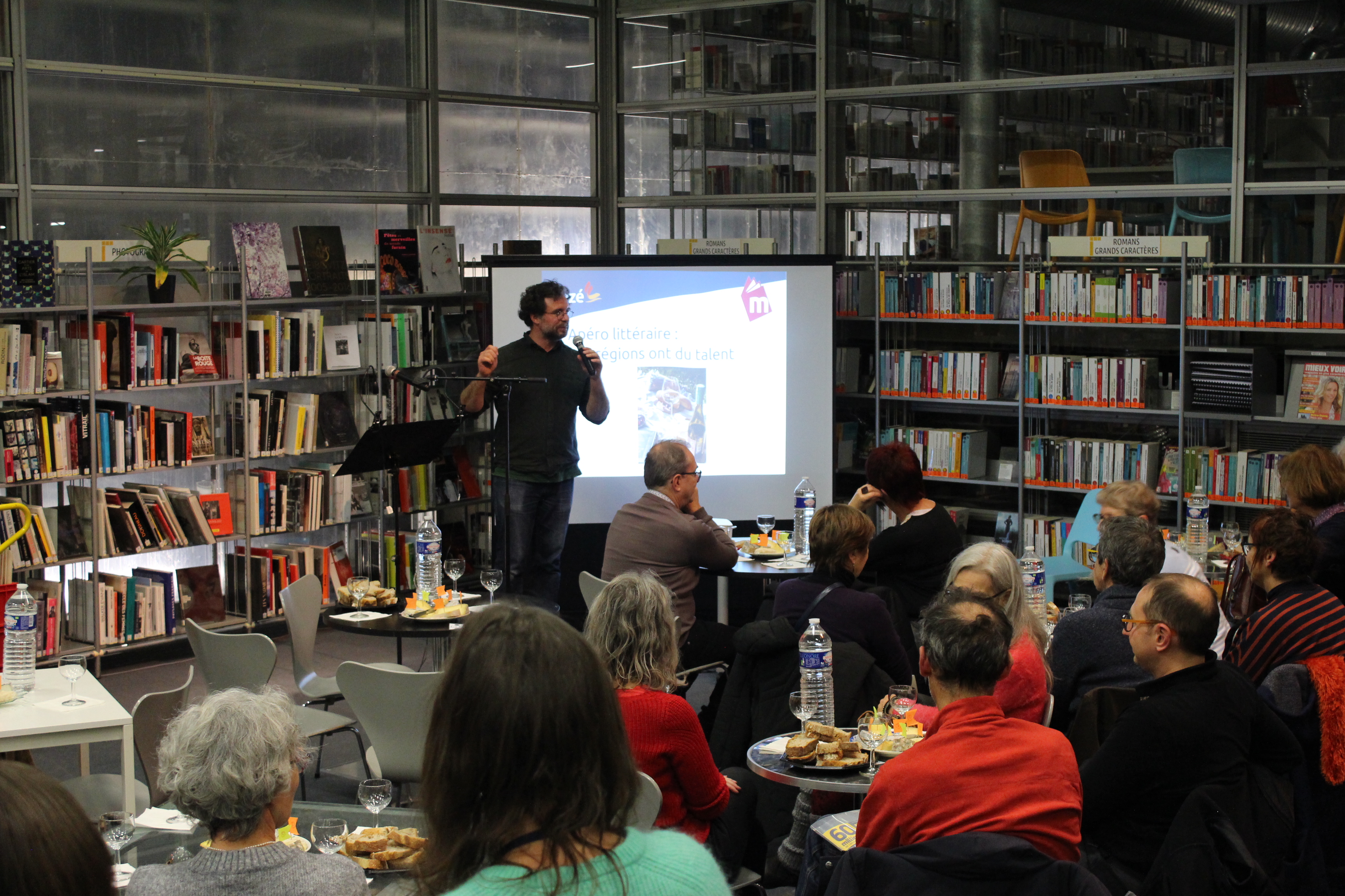 bibliothécaire présentant un livre devant un public 