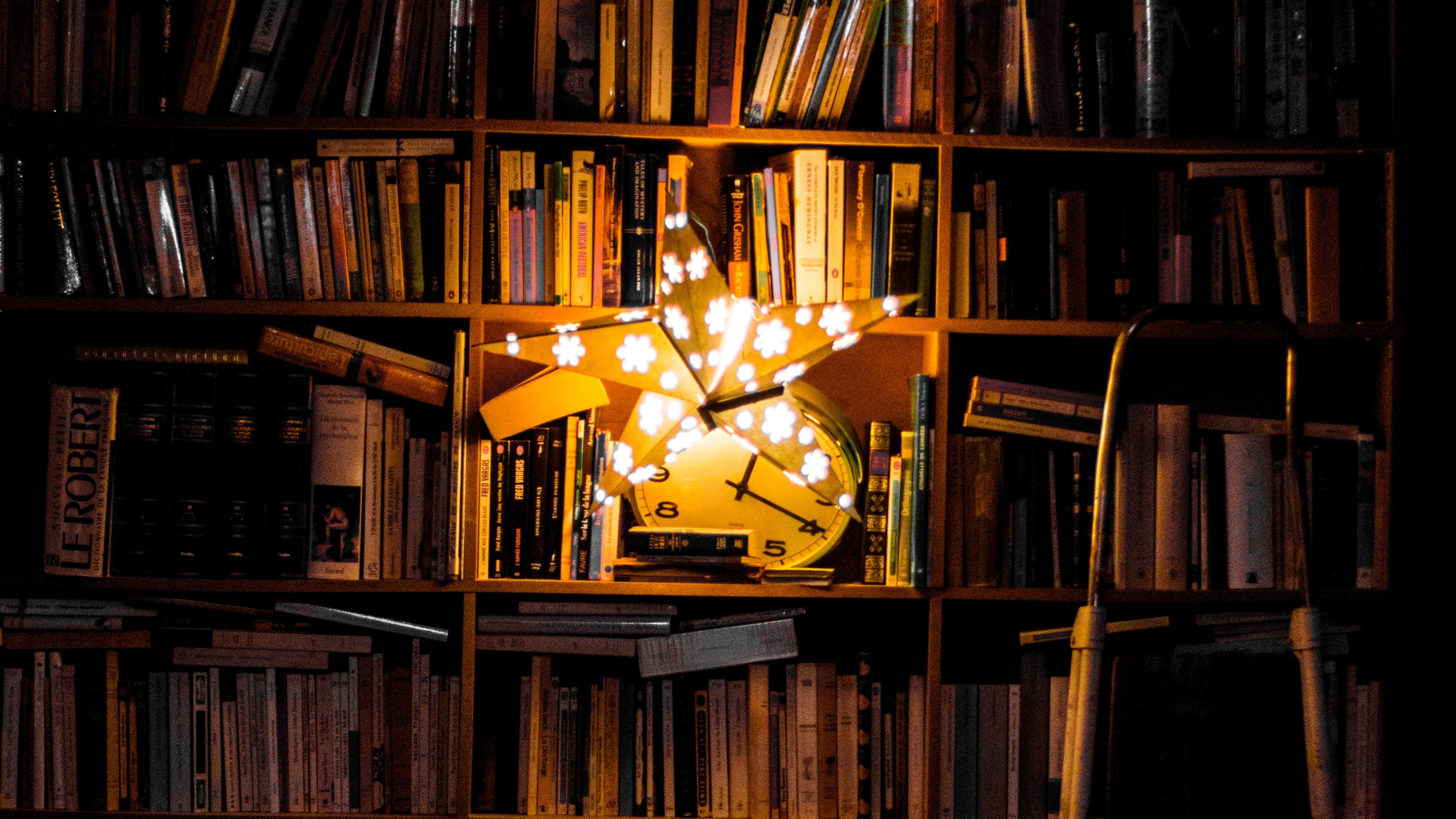 Bibliothèque illuminée par une étoile par dessus une horloge