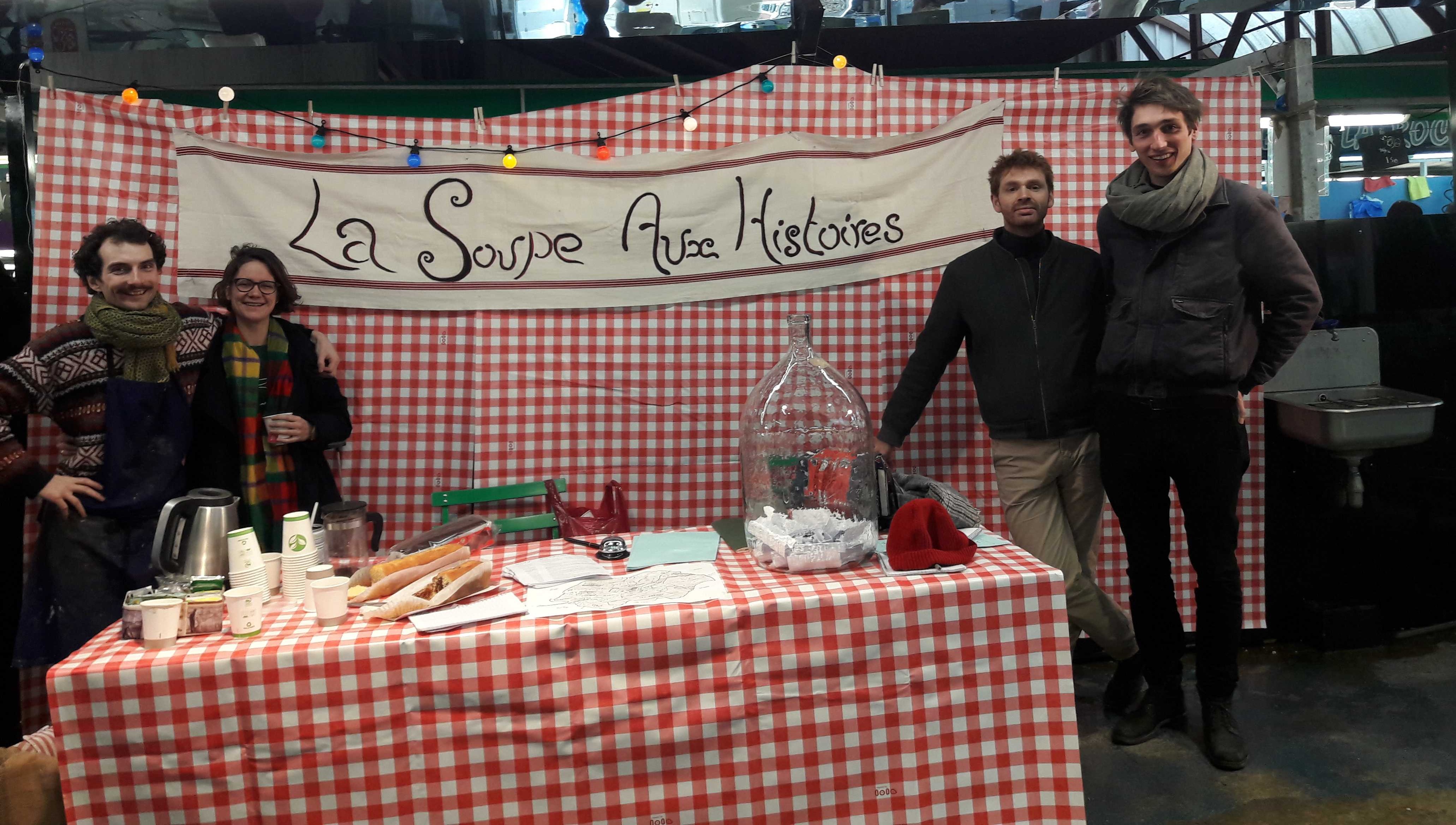 stand avec écriteau "la soupe aux histoires" et 4 conteurs autour