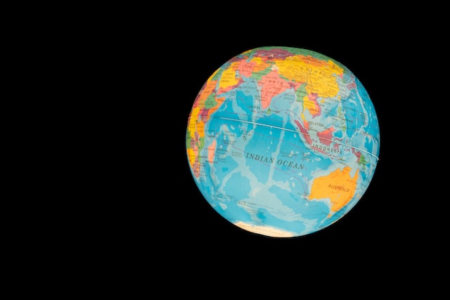 Mappemonde illuminée sur fonds noir