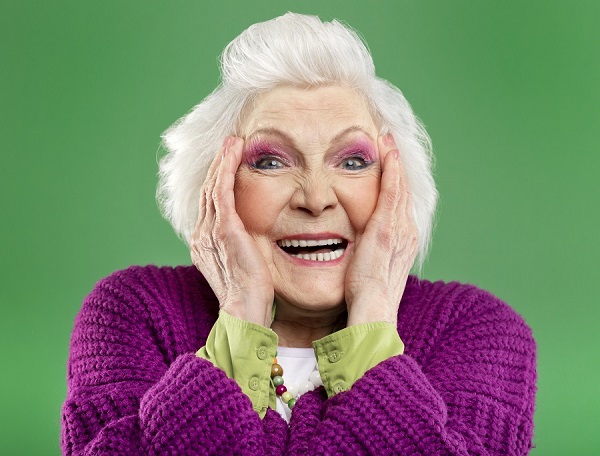 femme senior souriante portant des couleurs très vives 