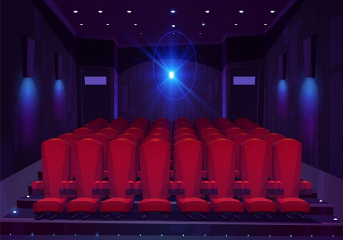 salle de cinéma vue de face avec des fauteuils rouges et la cabine de projection