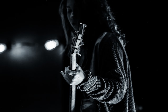 photo femme bassiste noir et blanc
