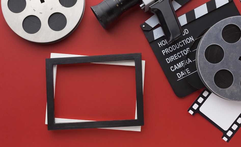 clap cinéma sur fond rouge 