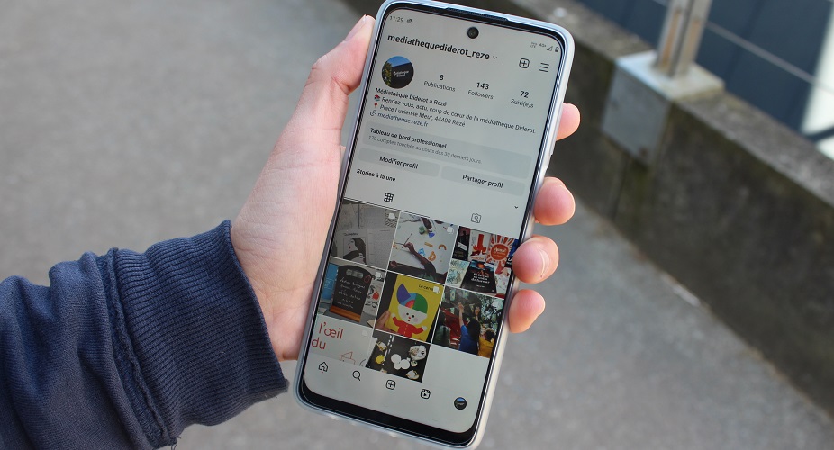 photo d'un portable affichant la page instagram de la médiathèque